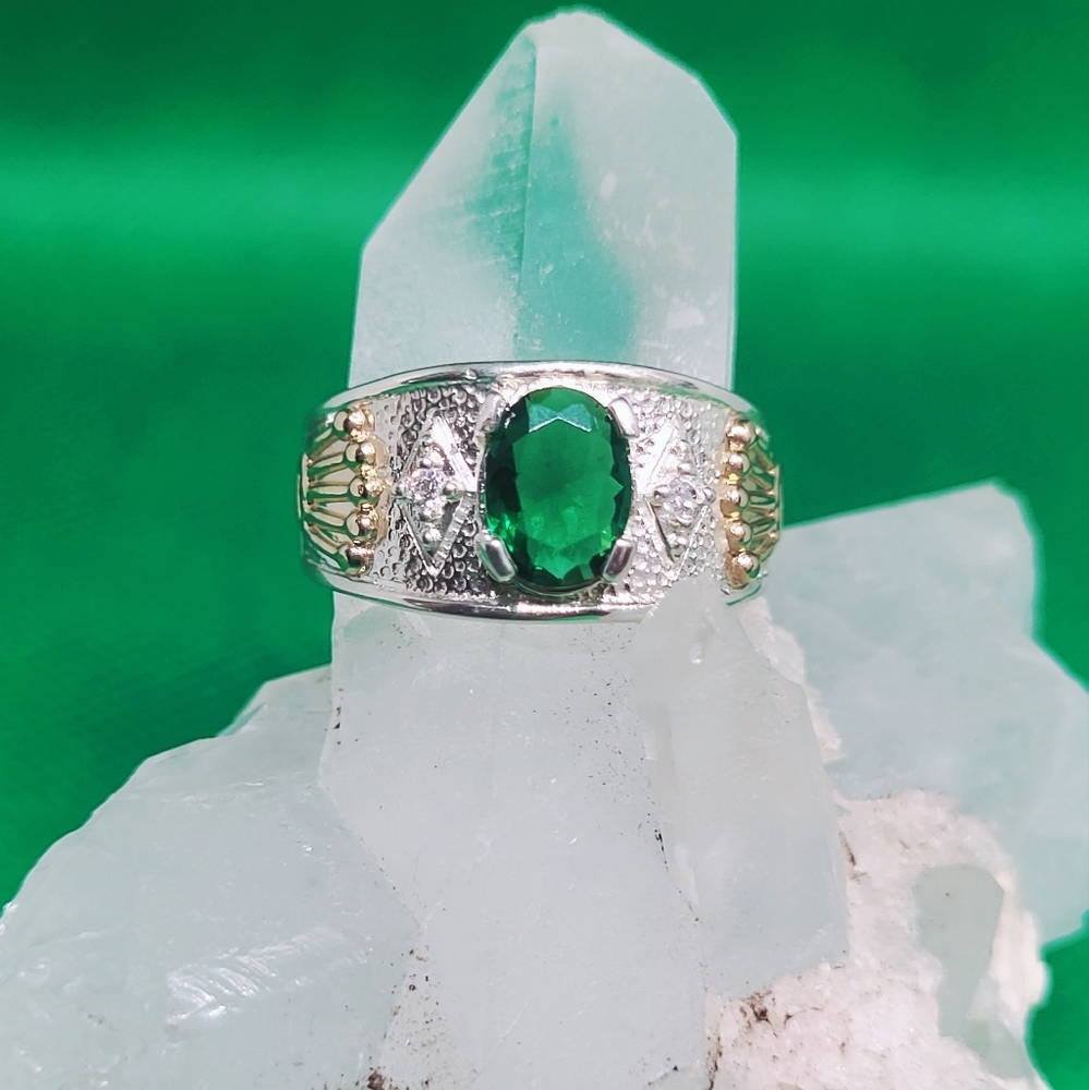 Elegant Silver and Green Gemstone Ring